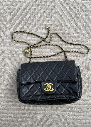 Класична чорна стьобана сумка у стилі chanel