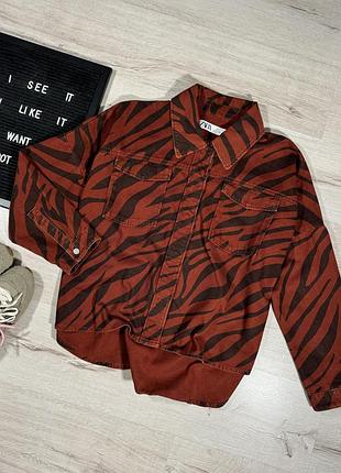 Джинсовая куртка в анималистичный принт zara