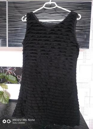 Платье в мелкую оборку.