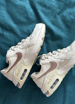 Білі шкіряні жіночі кросівки nike air max excee leather,