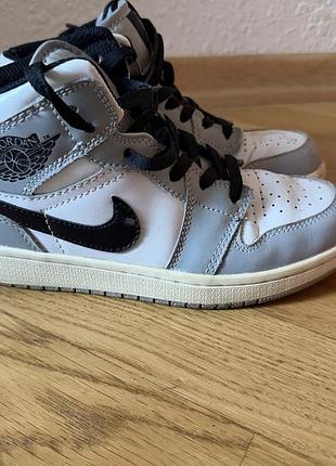 Кросівки унісекс jordan air jordan 1 mid білі з сірим