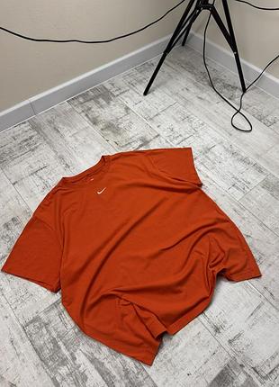 Футболка nike помаранчева з вишитим логотипом, розмір l