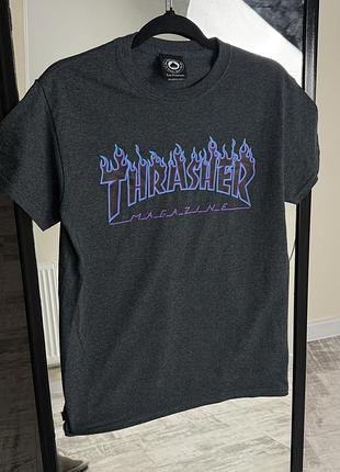 Футболка thrasher magazine сіра з фіолетовим принтом, розмір s