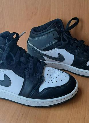 Кросівки air jordan 1 mid nike p36,5