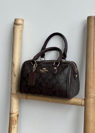 Женская сумка coach mini rowan кросс боди темно коричневая через плечо коуч бочонок