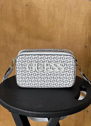 Женская сумка guess кросс боди молочная гесс с большим лого через плече