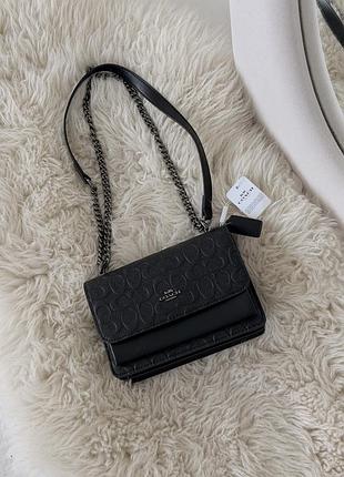 Сумка коуч черная текстурированная кросс боди через плечо coach klare in signature canvas