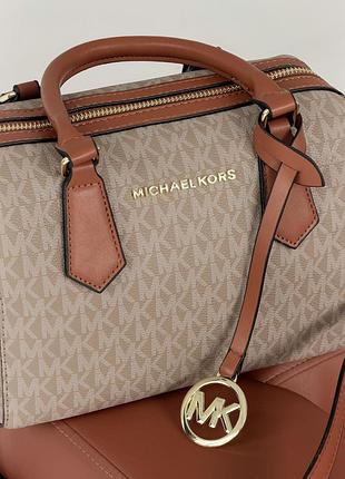 Жіноча сумка michael kors hayes duffle бежева крос-боді мішель корс через плечі
