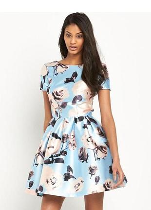Коротка атласна сукня блакитного кольору з квітковим принтом (модель chi chi cassia dress від бренду chi chi london).