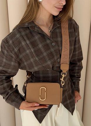 Женская сумка marc jacobs snapshot бежевая кросс боди на широком ремне марк джейкобс