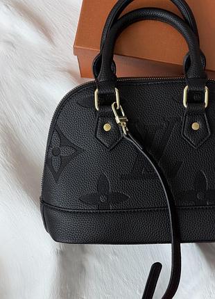 Женская сумка от louis vuitton alma bb monogram empreinte big logo чорного цвета