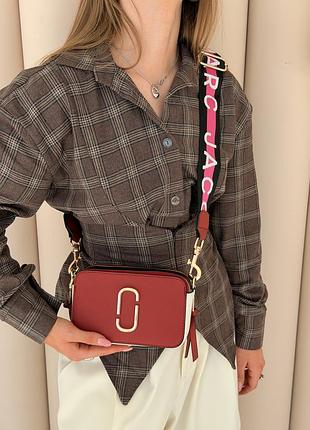 Женская сумка marc jacobs snapshot красная кросс боди на широком ремне марк джейкобс