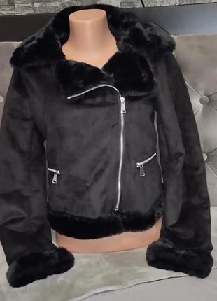 Жіноча чорна дублянка pull& bear