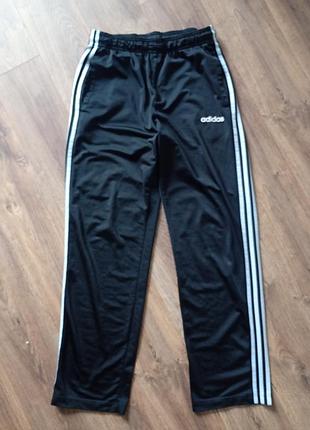 Брендовые спортивные штаны adidas.