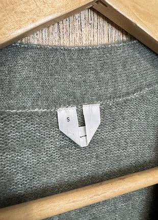Стильний кардиган arket, суміш альпаки та мериносової вовни сертифікованої rws, надає цьому кардигану з v-подібним вирізом м’якість. 7