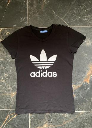 Футболка adidas чорного кольору