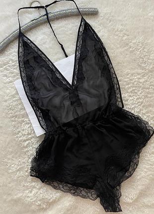 Боді-ромпер h&m виконане у форматі легкого напівпрозорого тедді з глибоким вирізом, тонкими бретелями-халтер та  мереживним оздобленням по краях.