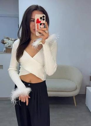 Лонгслів жіночий bershka білий вкорочений трикотажний у рубчик з перехресним дизайном та довгими рукавами з хутряними манжетами