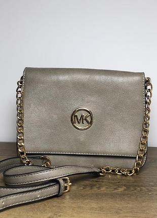 Стильна сумка крос-боді michael kors кольору тауп із золотистою фурнітурою