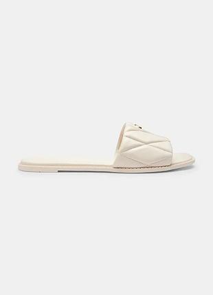 Urbanshop com ua coachшльопанці на пласкому підборі жіночі шкіряні holly quilted leather sandal білі cef42 розміри запитуйте