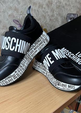 Стильні чорні жіночі шкіряні кросівки moschino без застібки. розмір 38. італія.