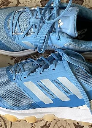 Кросівки adidas.