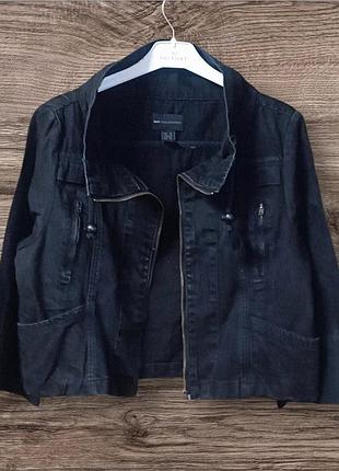 Стильна котонова куртка в чорному кольорі mango