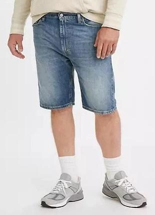 На зображенні представлені джинсові чоловічі шорти levi's класичного крою ,в синьому кольорі з ефектом легкої потертості.