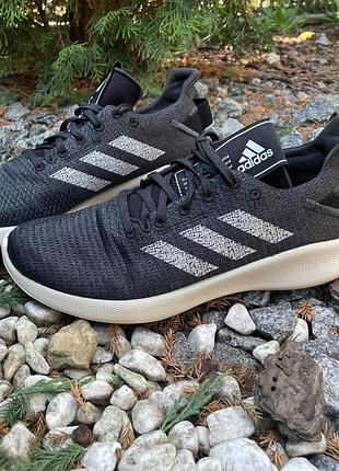Оригінальні чоловічі кросівки adidas sensebounce+ street у дуже красивому темно-сірому кольорі (текстурне плетіння з чорними нитками).