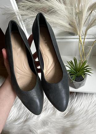 Clarks 39 розмір 24,5 см шкіряні кожані туфлі на невеселому каблуку лодочки човник