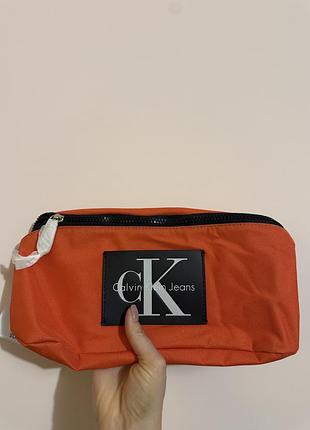 Поясна сумка calvin klein zippered belt bag with oversized logo patch