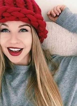 Жіноча шапка з великої в'язки гельсінкі малинова і сіра.