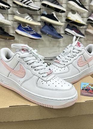 Жіночі кросівки nike air force 1 '07 low vd класичні повсякденні кеди оригінал натуральна шкіра стильні трендові бу 40 р біло рожеві спортивні осінні