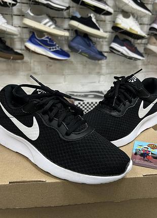 Жіночі кросівки nike tanjun для бігу тренувань залу спортивні сітка чорно-білі легкі стильні повсякденні бу 39-40 р оригінал мʼякі мінімалістичні