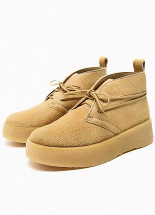 Стильні черевики з колаборації zara-clarks