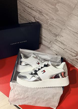 Оригинальные кеды кроссовки Tommy hilfiger с серебристыми вставками (оригинал)&nbsp;.38