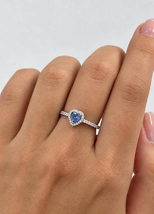 Серебряное кольцо дорожка сердце с синим фианитом