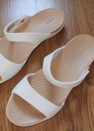 Женские шлепанцы тапочки кроксы crocs cleo v sandal бело-бежевые