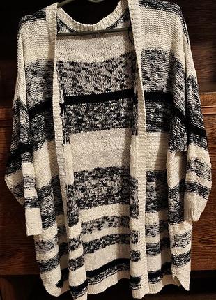 Жіночій подовжений в'язаний кардиган свободного кроя (oversize) с черно-білим полосатим узором від tu.