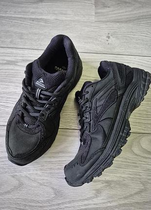 Жіночі чорні кросівки brooks