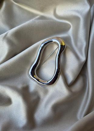 Металлическая брошь абстрактной формы серебряного цвета