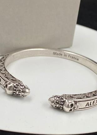 Браслет-кафф alexander mcqueen «engraved skulls & snake open cuff» с черепами и фактурной гравировкой