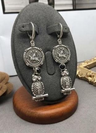 Брендові сріблясті сережки-підвіски alexander mcqueen з монетою та совою