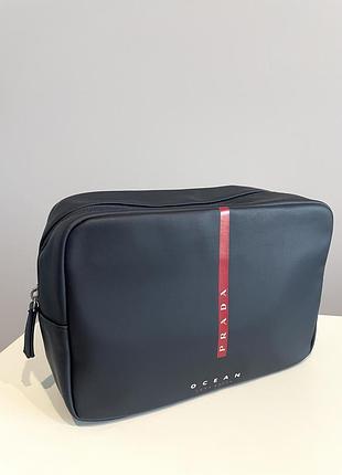 Оригінал. kосметичка prada чоловіча у пильнику. 👉🏻розмір 22 х 14,5 х 8 см