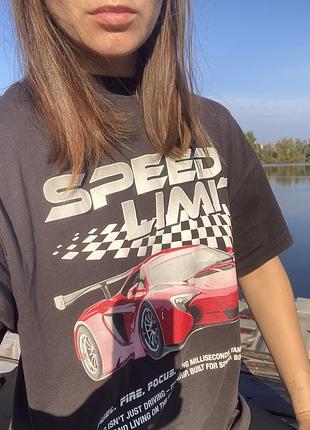 Футболка жіноча з принтом speed limit та автомобілем, сіра