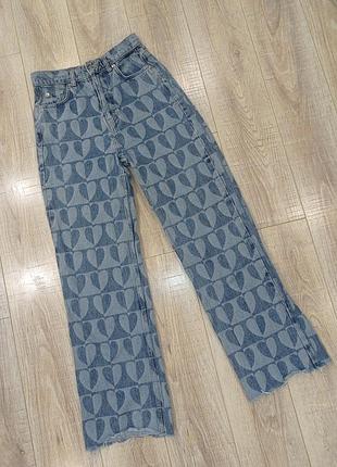 Джинсы прямые с принт сердца pull &amp; bear eur 34 / xs высокая посадка