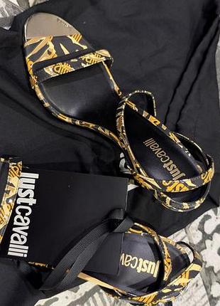 Босоніжки жіночі just cavalli чорні з золотим візерунком
