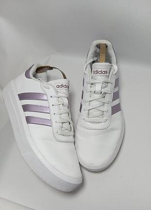 Жіночі кеди adidas court platform у білому кольорі з бузковими (ліловими) смужками