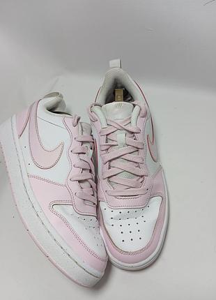 Подростковые кроссовки nike court borough low recraft (gs) в расцветке white / pink foam (артикул dv5456-105).