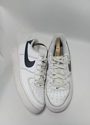 Білі низькі кросівки nike air force 1 low з чорним логотипом (swoosh). для хлопчика